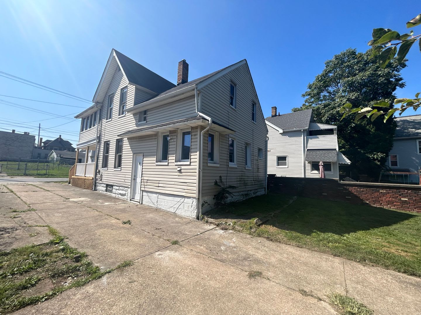 Welcome To This Spacious 6 Bedroom 2 Bathroom House Located In The Vibrant City Of Cleveland – photo 4