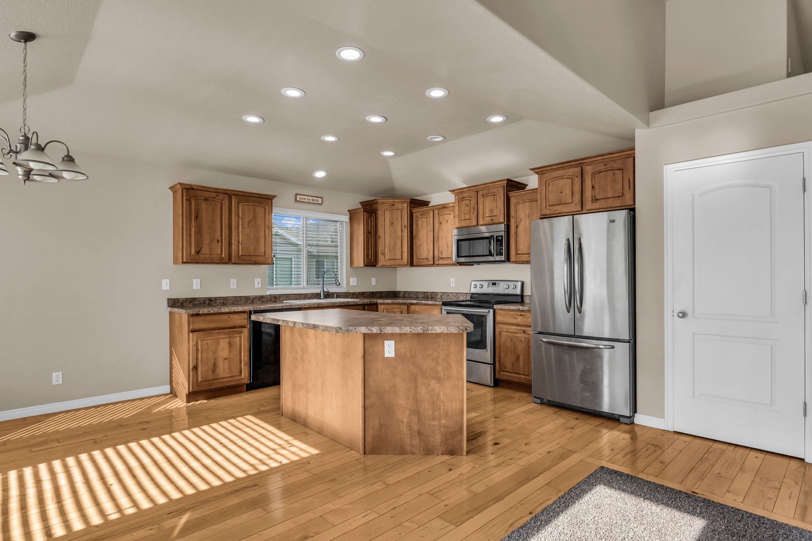 Beautiful 3 Bedroom Rambler in the Heart of Kaysville – photo 3