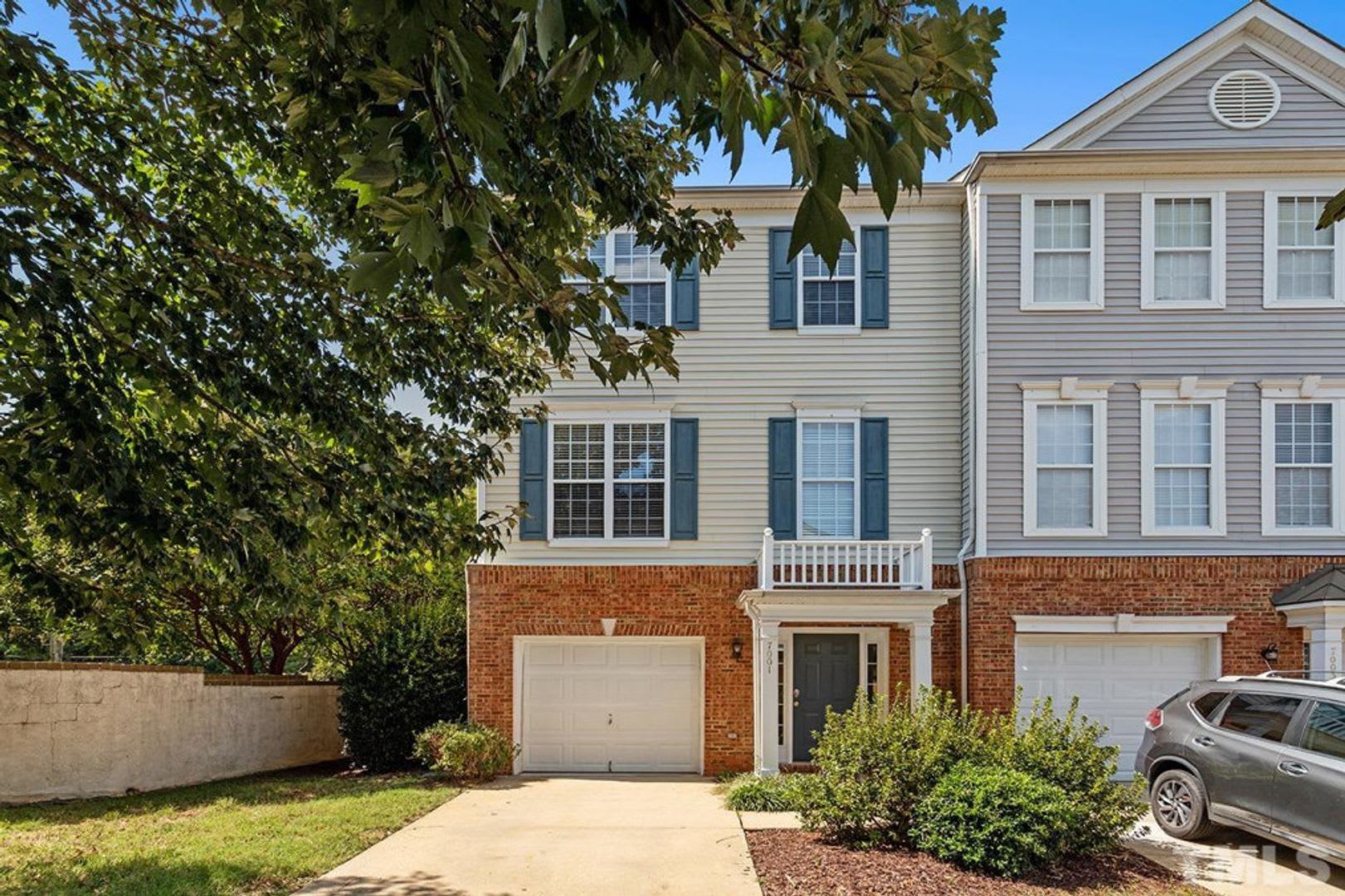 **OFFERING REFUNDABLE APPLICATION FEES** Terrific 3BD, 2.5BA Raleigh End Unit Townhome in a Prime Location – photo 1