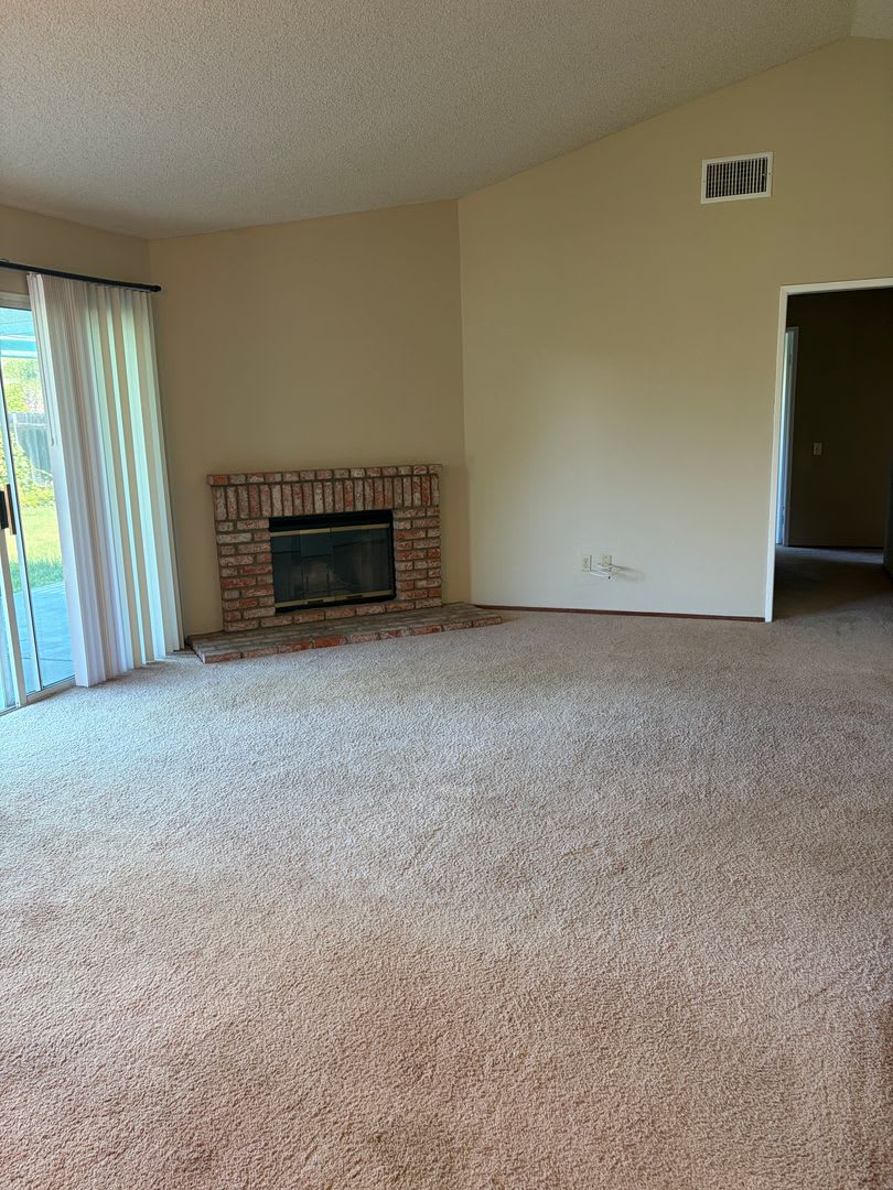 Move in Ready, single story 3 Bed / 2 Bath with Huge Backyard! – photo 5
