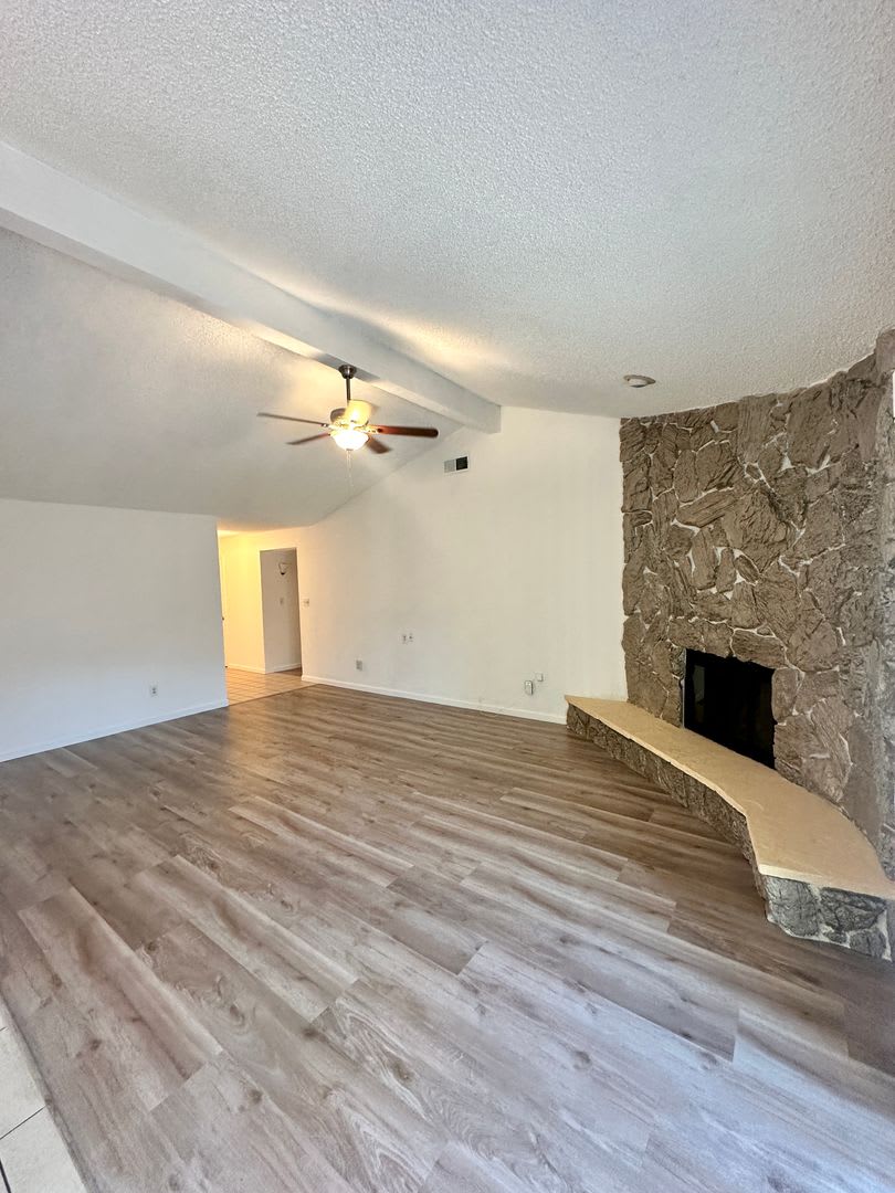 ADORABLE 2/2 Home! Beautiful Upgrades!! *Please Read Entire Ad For Viewings* – photo 3