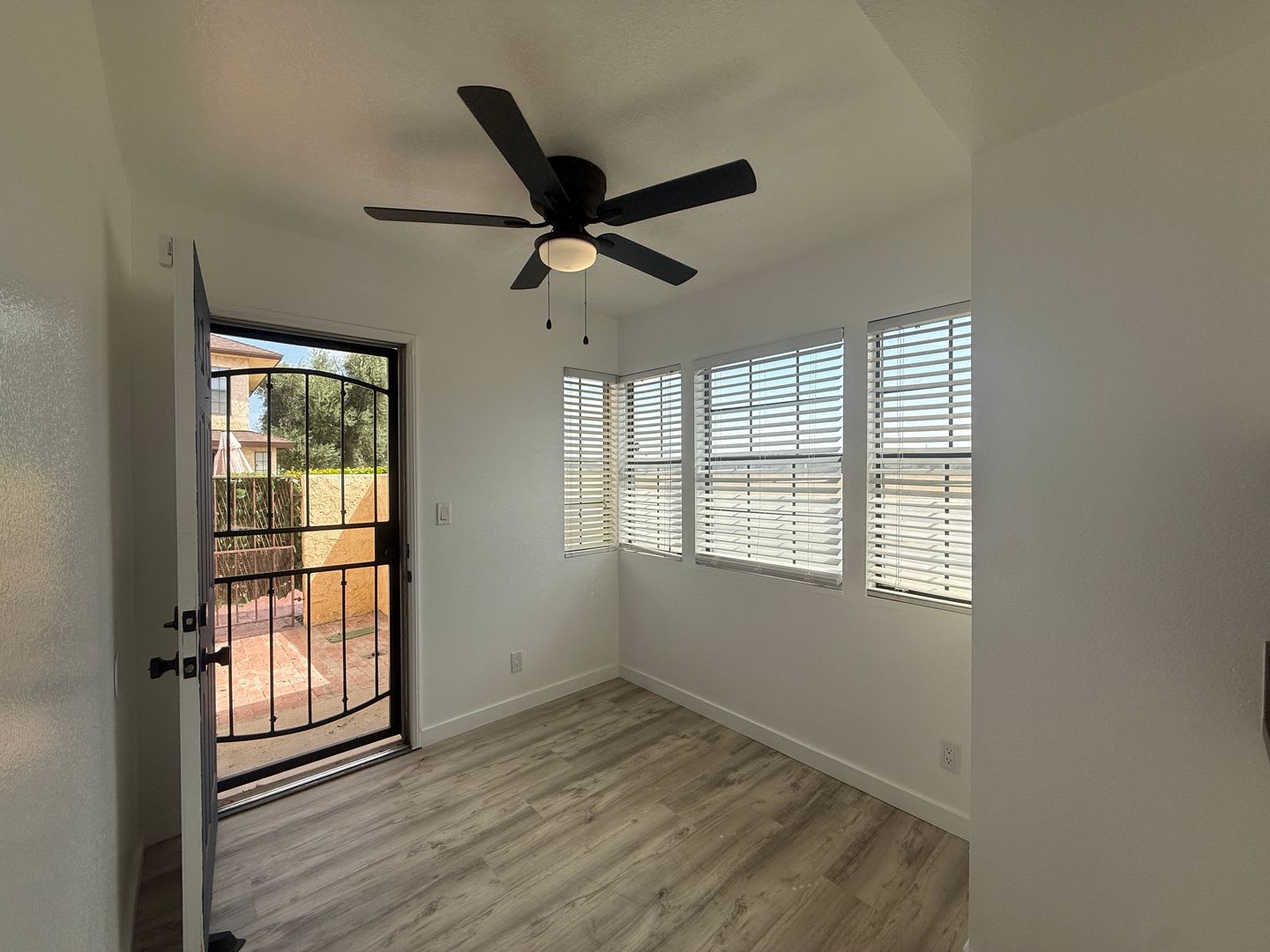 2 Story Condo Available! 2 bedroom + 2.5 Bathrooms – photo 3