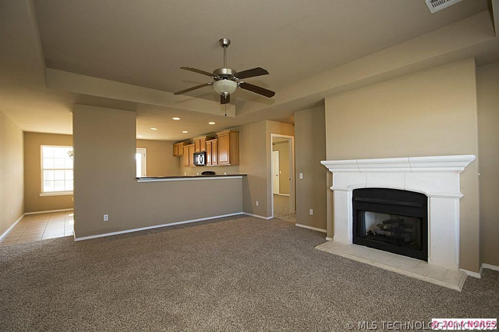 Beautiful 3 Bed 2 Bath Home with New Plank Flooring, 2 car garage and large backyard. – photo 4