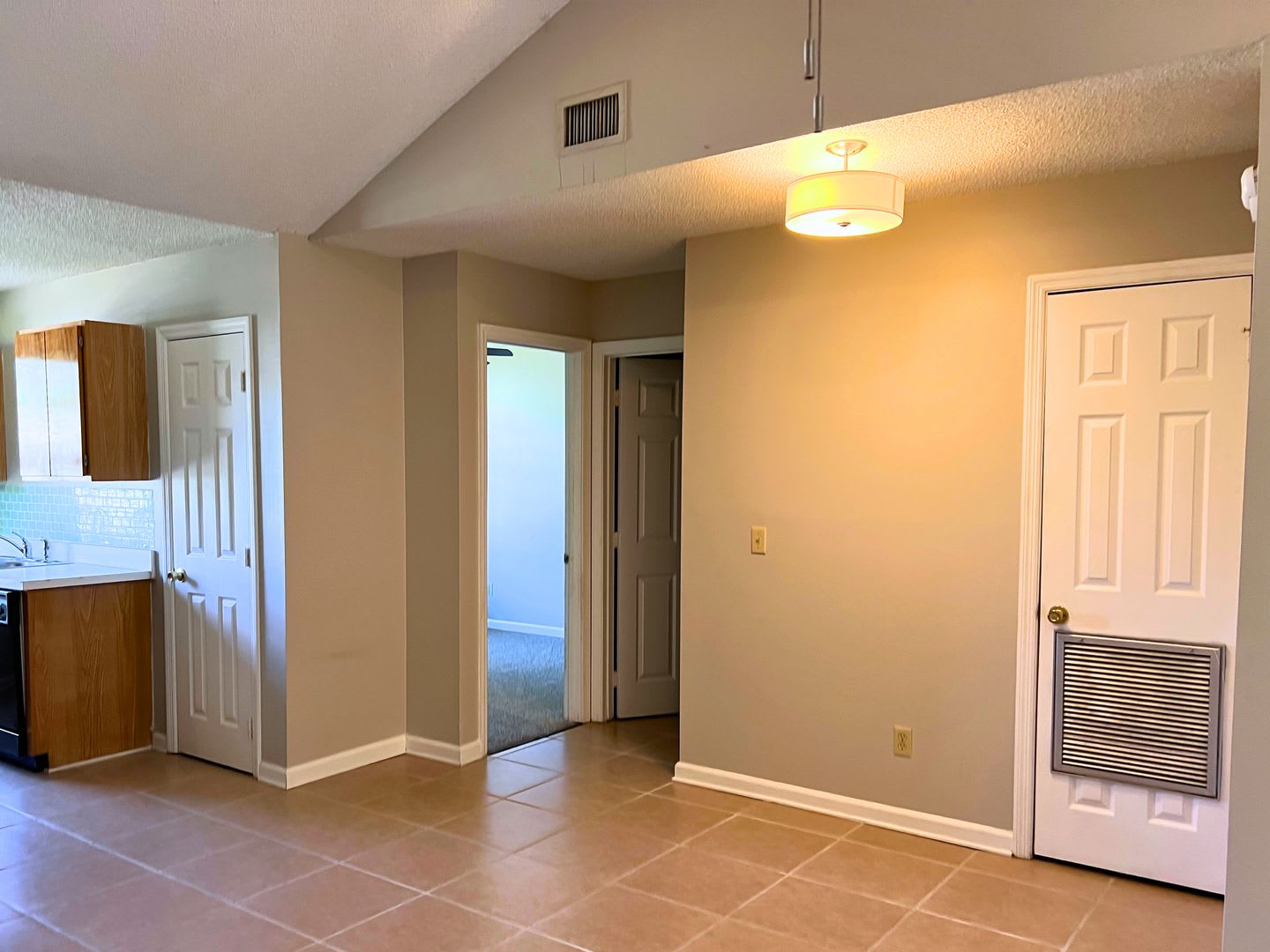 2/2 with small yard! – photo 3