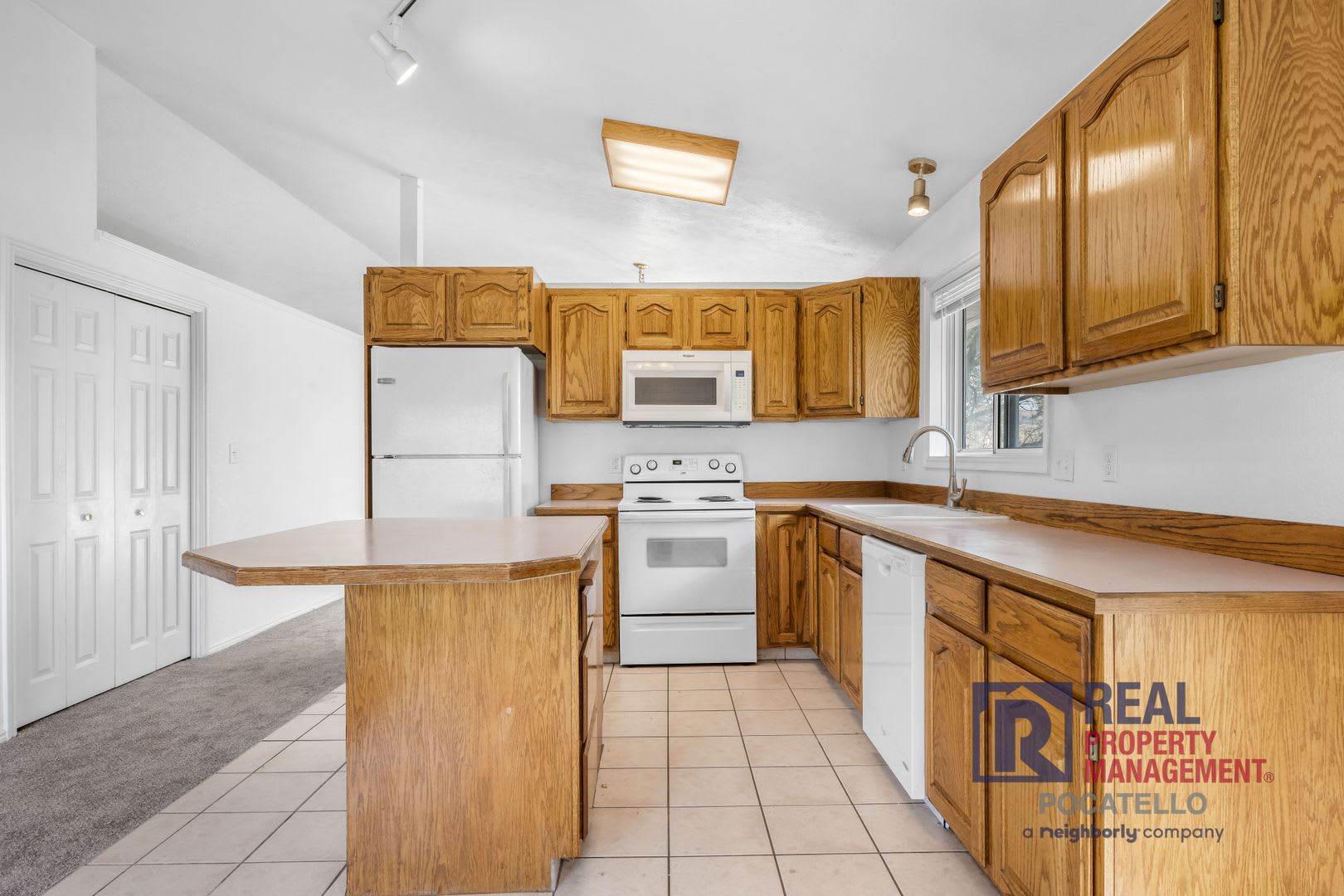 Beautiful 4 bed 2 1/2 bath – photo 4