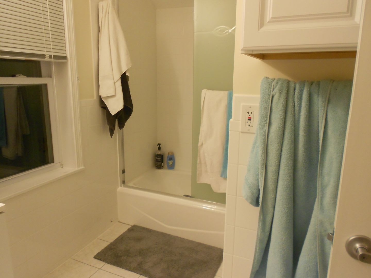 Huge 4 bedroom unit with A/C, in-unit laundry and parking in Oak Square! – photo 5