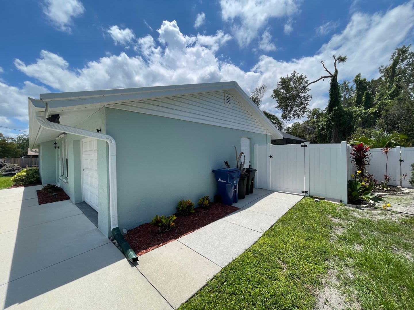 ANNUAL UNFURNISHED 3-bedroom, 2-bathroom house in Oak Shores community – photo 2