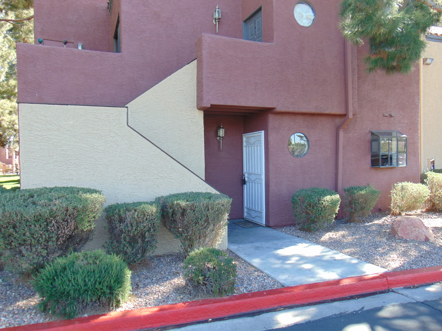 Cute & Quaint 2 Bedroom Condo – photo 2