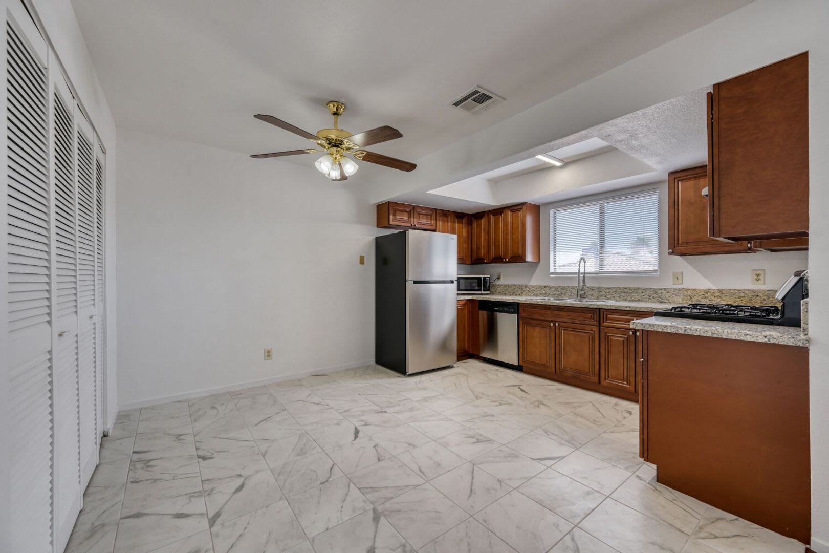 Cute and cozy 2 bedroom with all appliances – photo 4