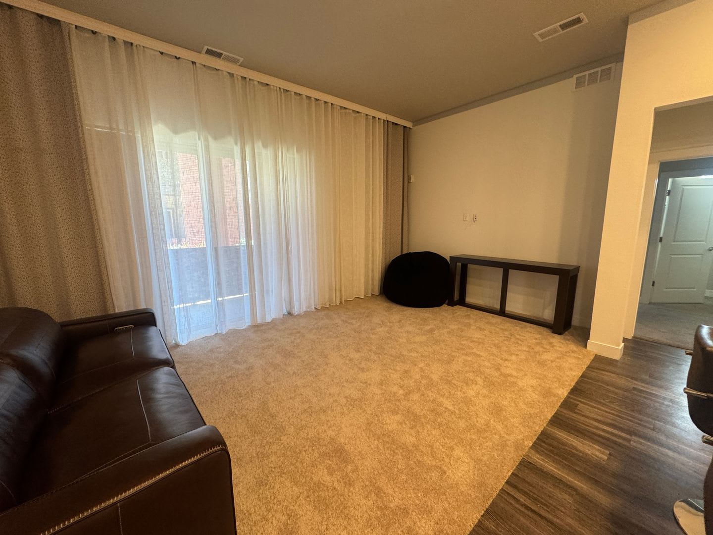 Contemporary 2 Bedroom Condo In The Heart Of Aurora – photo 3