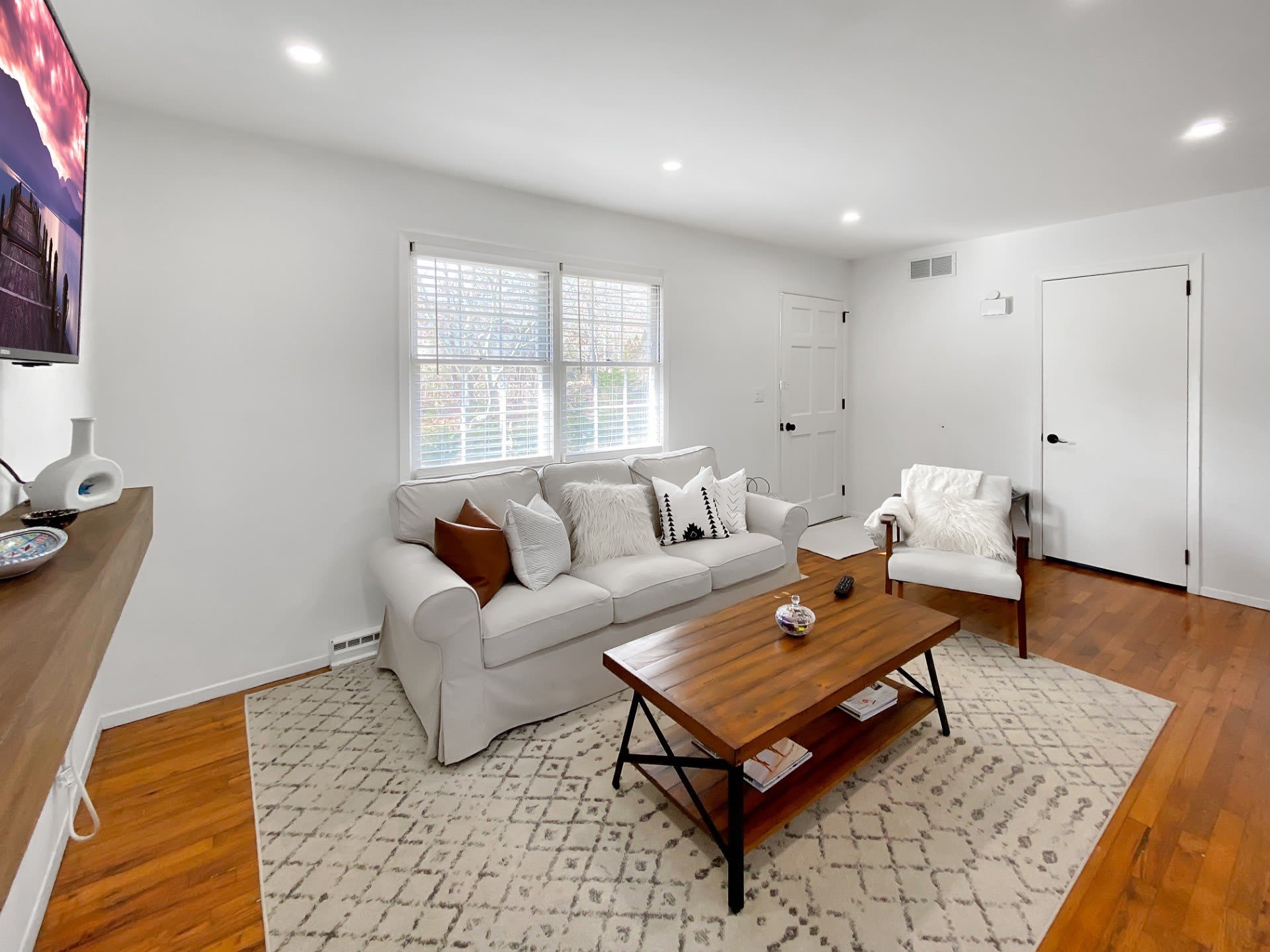 18 Old Riverhead Road E – photo 3