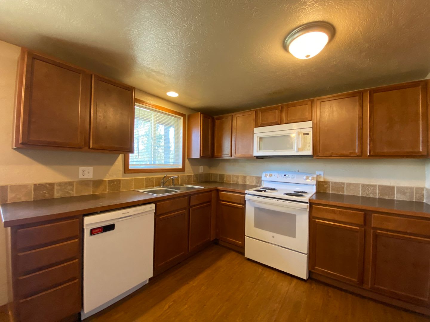 Spacious & Bright 2-Bedroom, 1-Bath upper-level fourplex- located in Spokane Valley! – photo 2