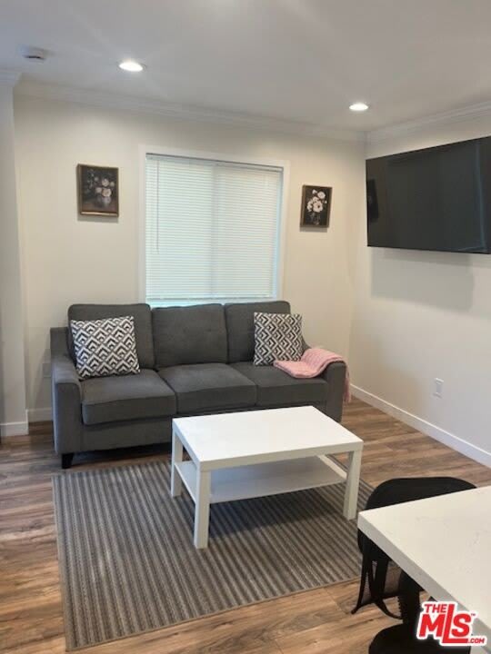 15524 Sylvan St – photo 4