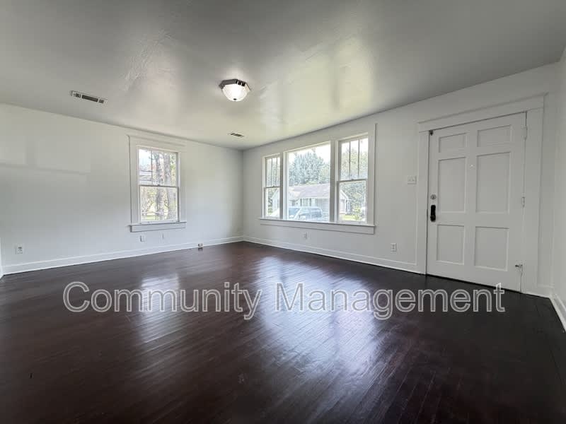 162 Chatsworth St – photo 2