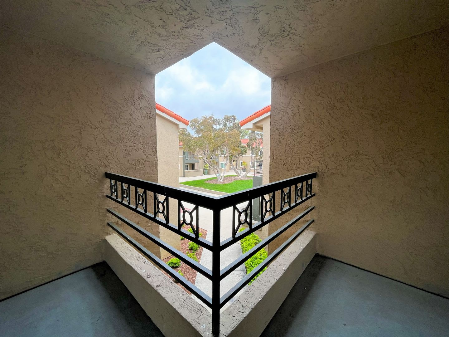 Must See Bright And Welcoming One Bedroom One Bathroom Unit In La Jolla – photo 2