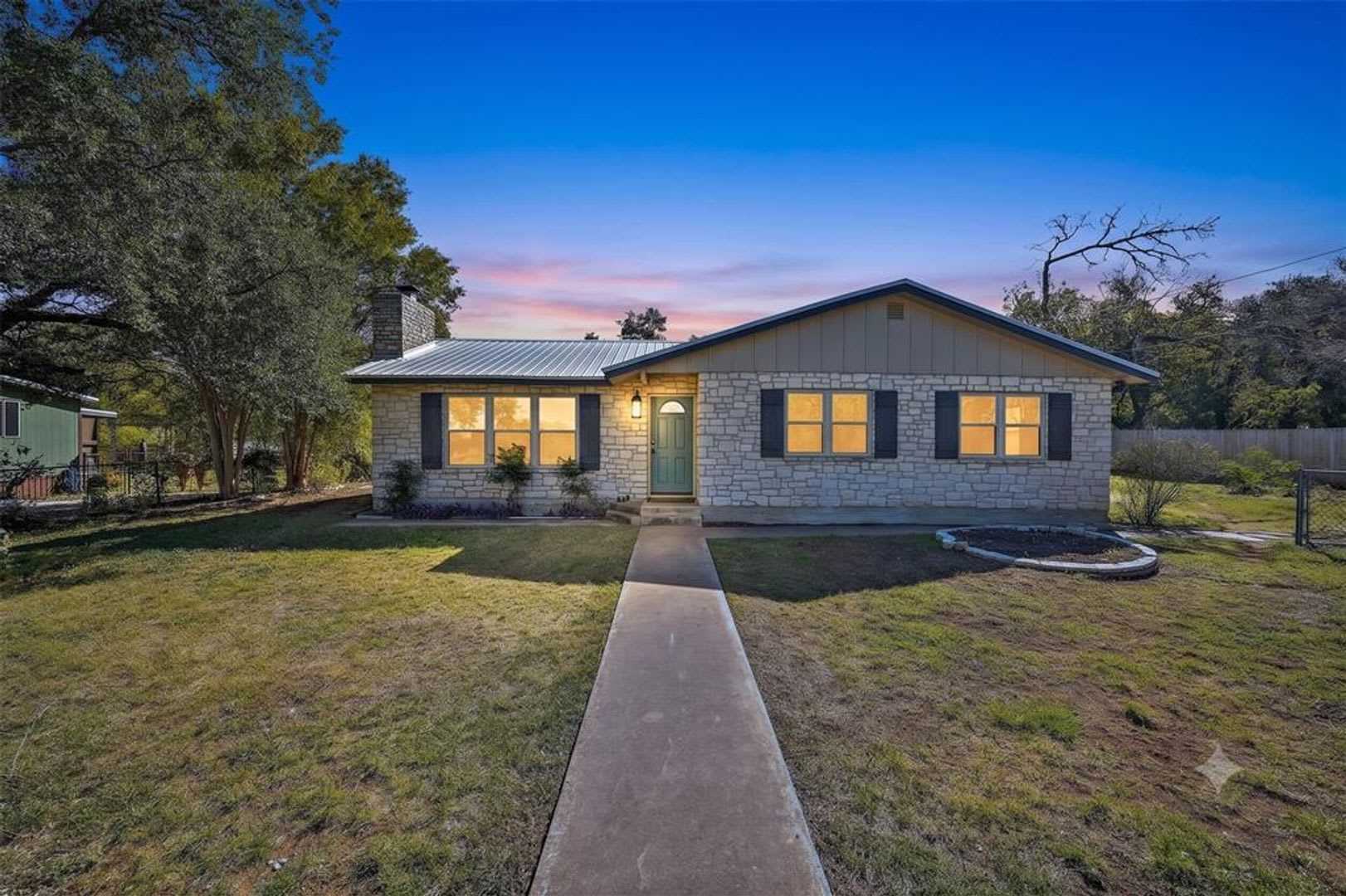 Fantastic 3-Bedroom Home in Bertram – photo 1