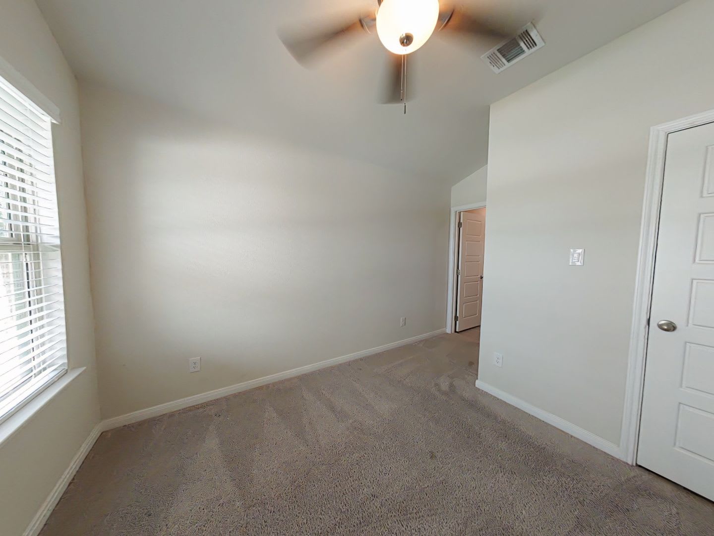 Spacious 4/3 with Mother-in-law suite – photo 4