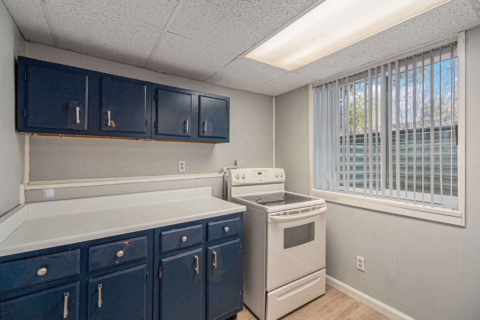 Spacious 2-Bedroom Garden-Level Apartment with Garage & In-Unit Laundry – photo 5