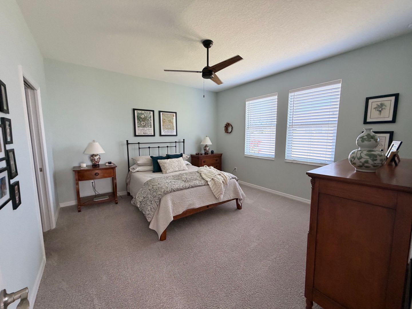 Open And Bright 2 2 Plus A Den With 2 Car Garage – photo 4