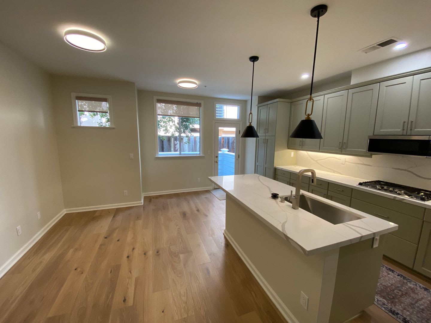 Beautiful Spacious Condo In Excellent Location – photo 5