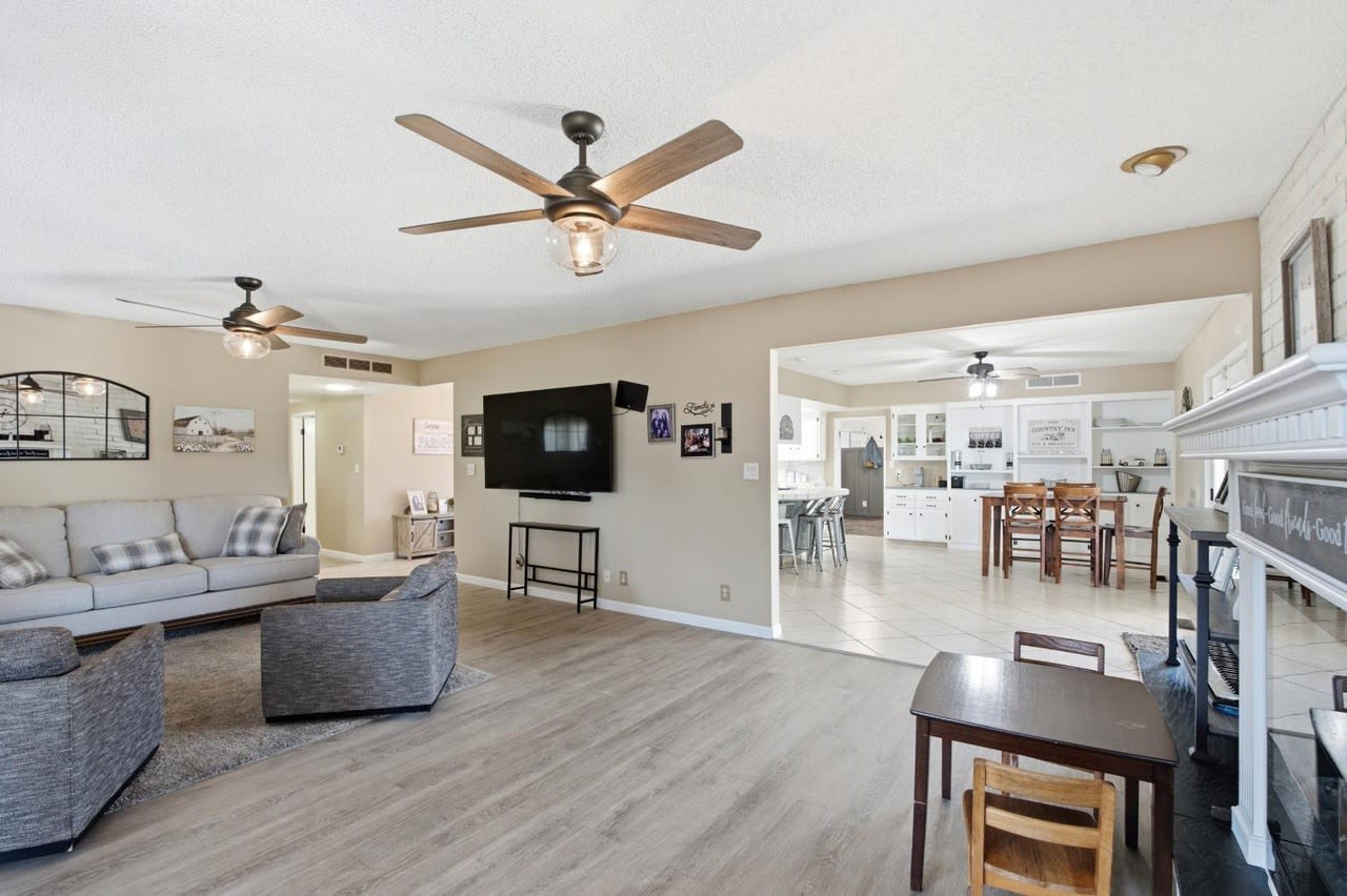 936 E Nebraska Ave – photo 2