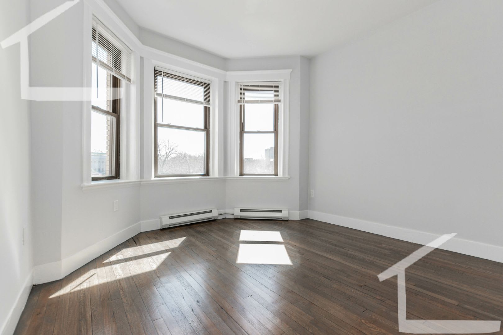 Fenway 2 Bed 1 Bath With Laundry In Unit – photo 4
