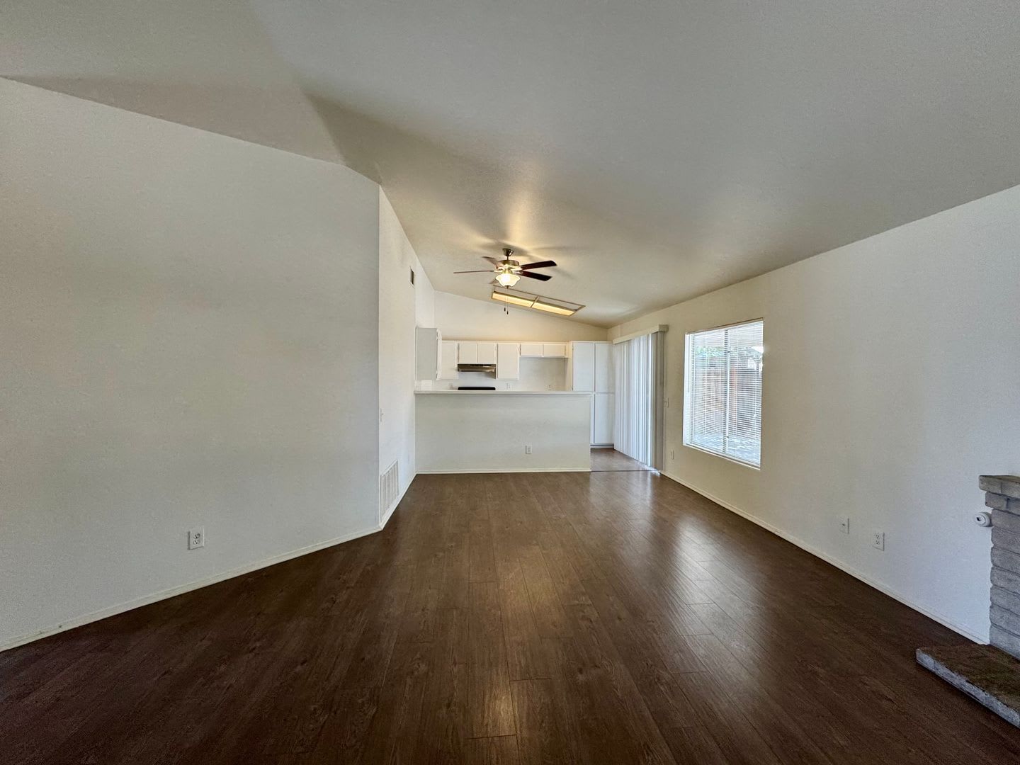 Adelanto Home- 3 Bedrooms, 2 Bathrooms, Laminate Floors, Large Back Yard – photo 4