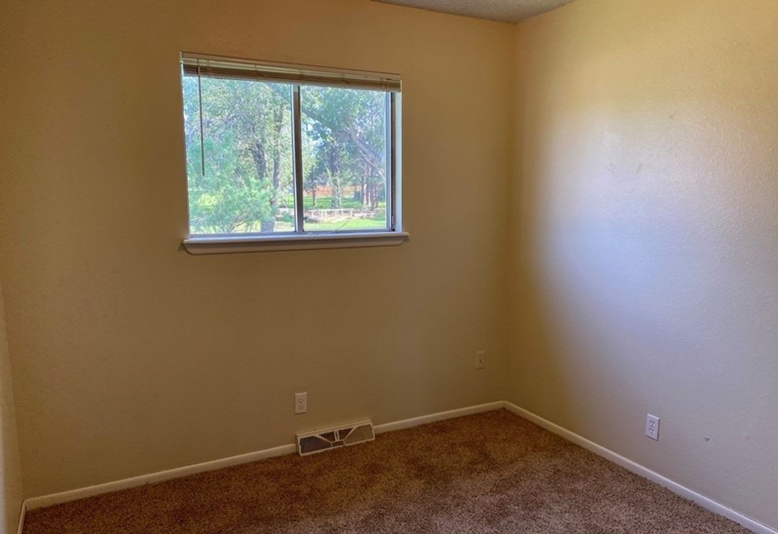 3-Bedroom Home Near Dining and Shopping – photo 5