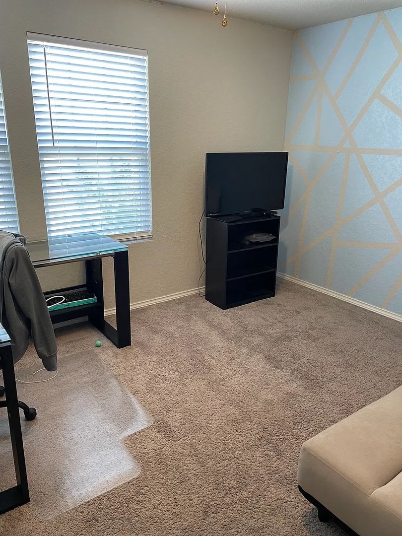 Room in 4 Bedroom Home in San Antonio – photo 5