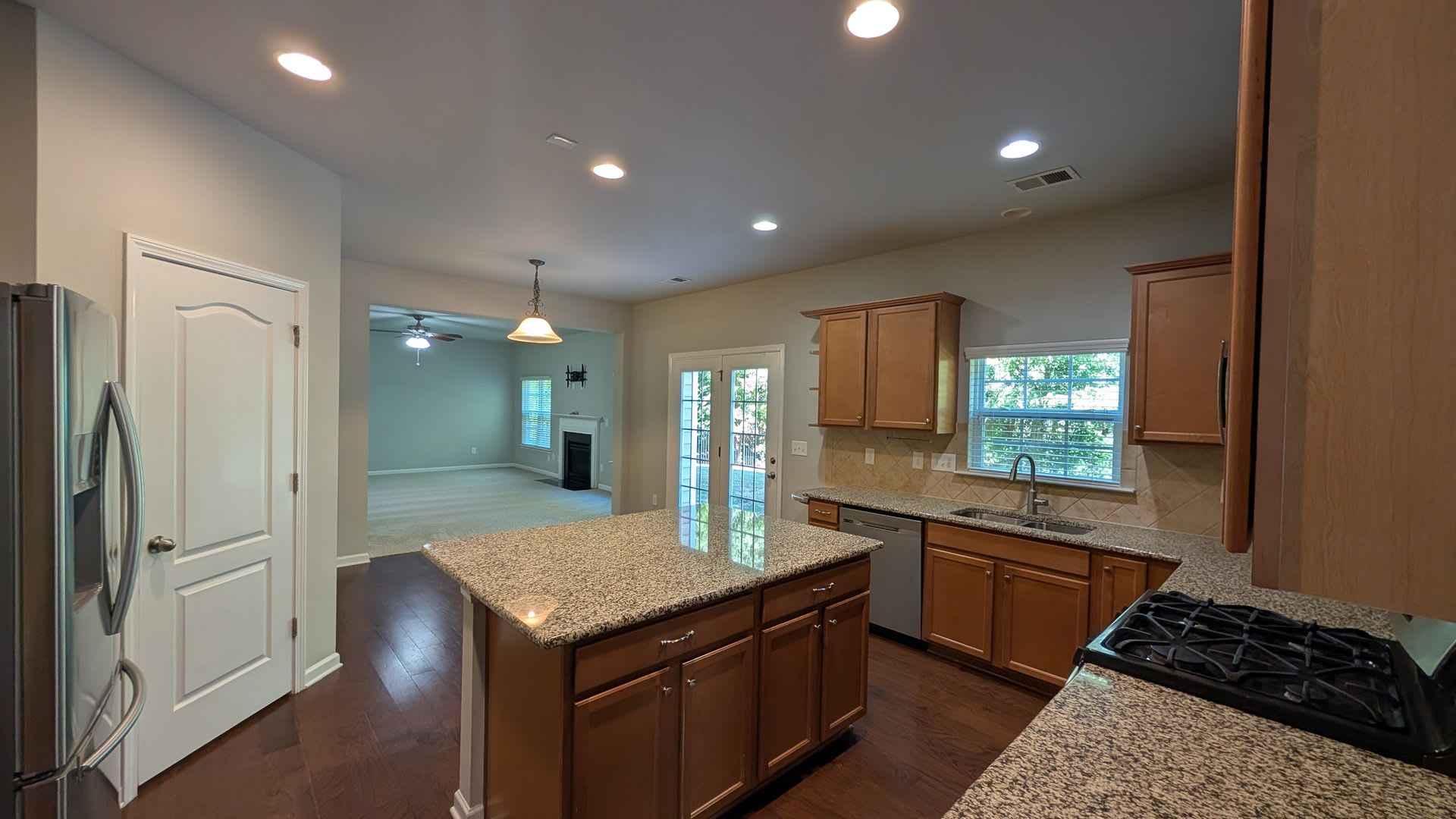 Stunning 7 Bedroom House with a Loft and Updated Kitchen in Harrisburg – photo 3