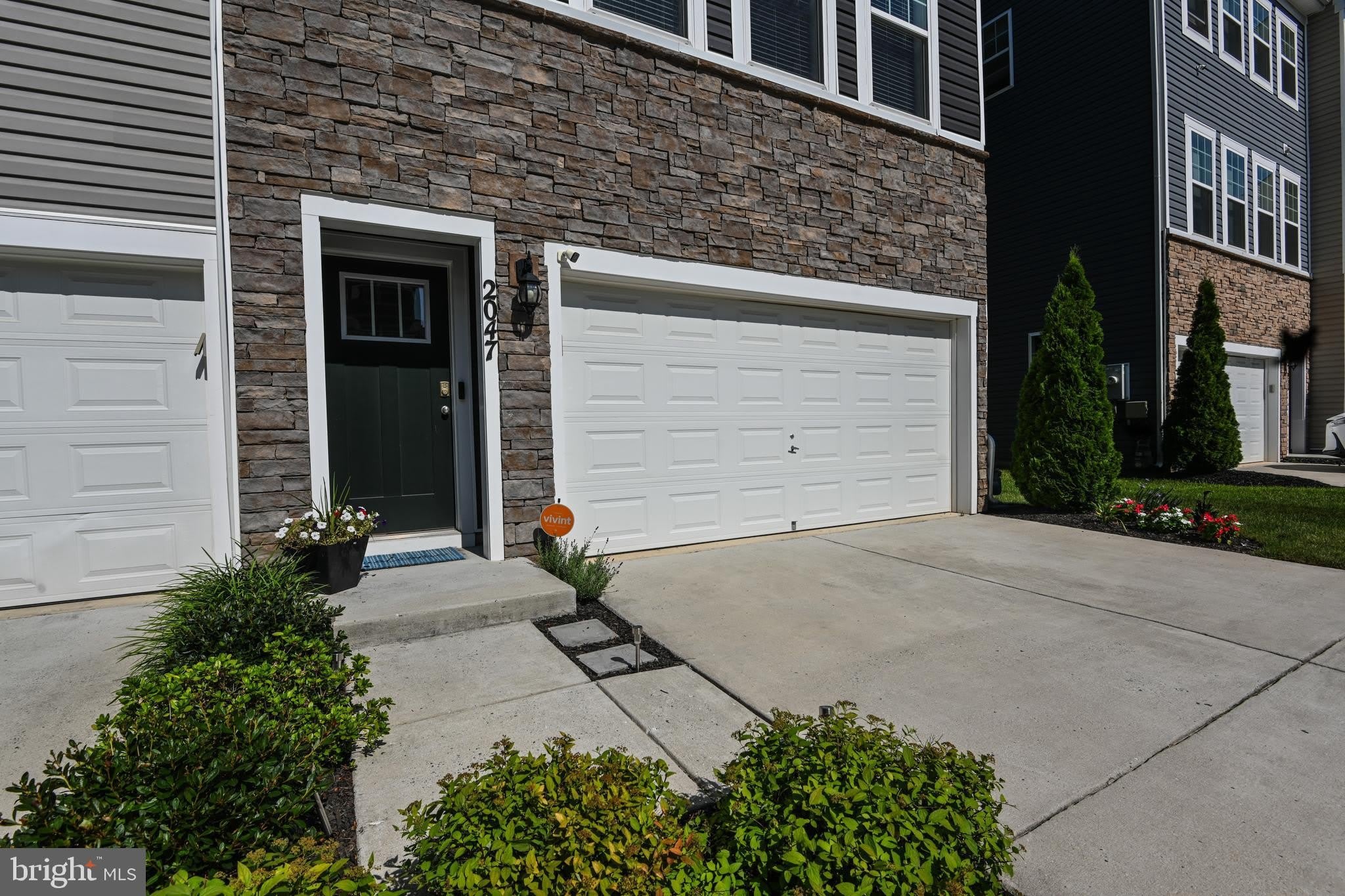 2047 HINSHAW Drive – photo 2
