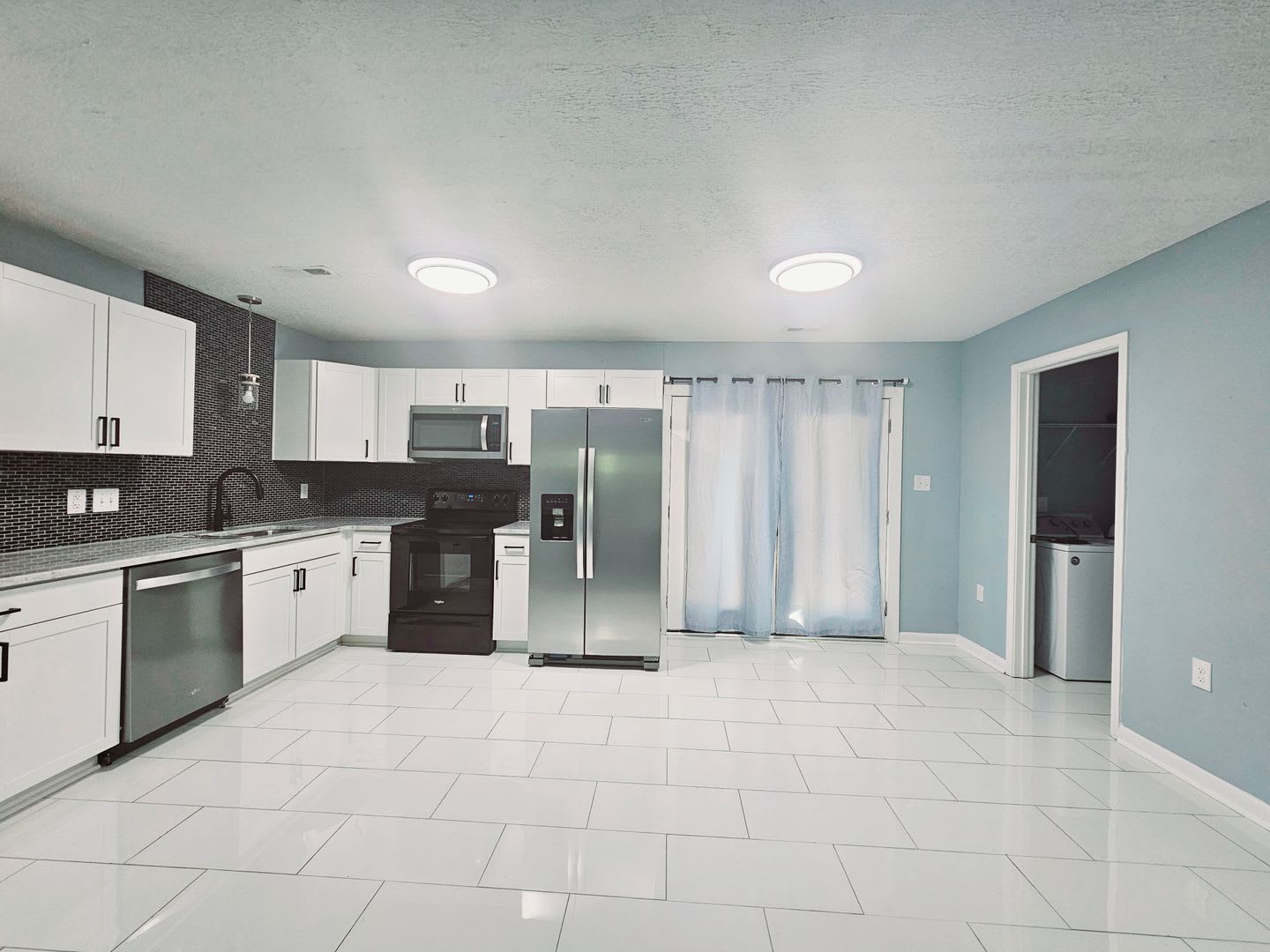 With Extra Room – photo 2