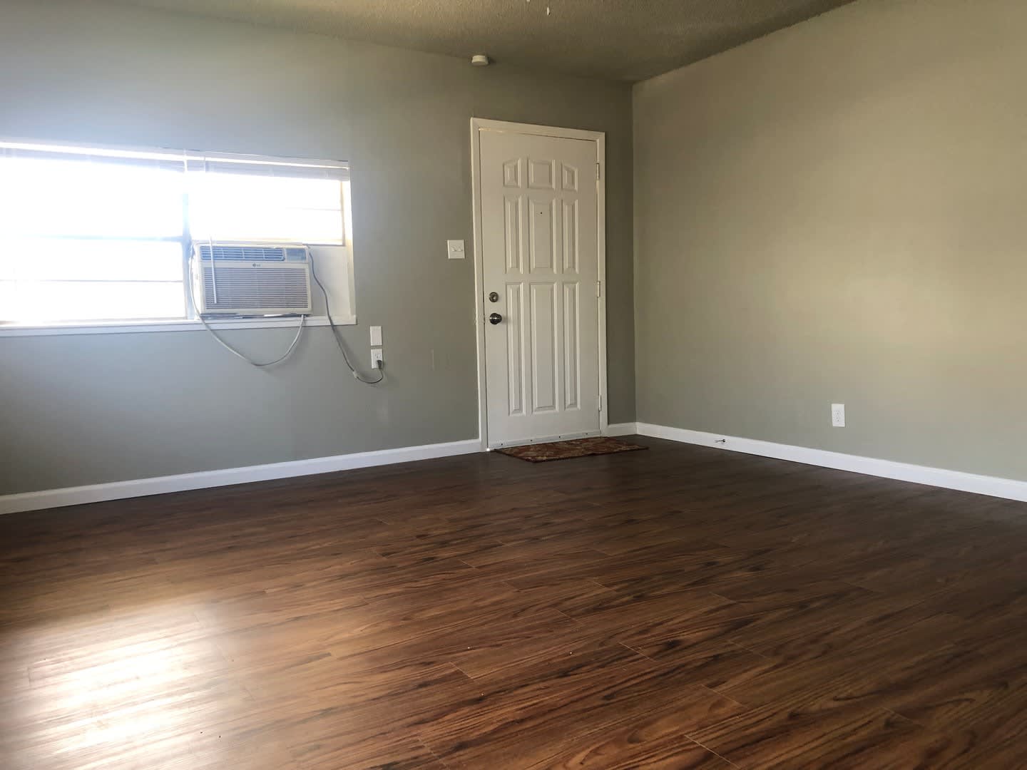 Available November Cute 3 Bed 1 Bath – photo 4