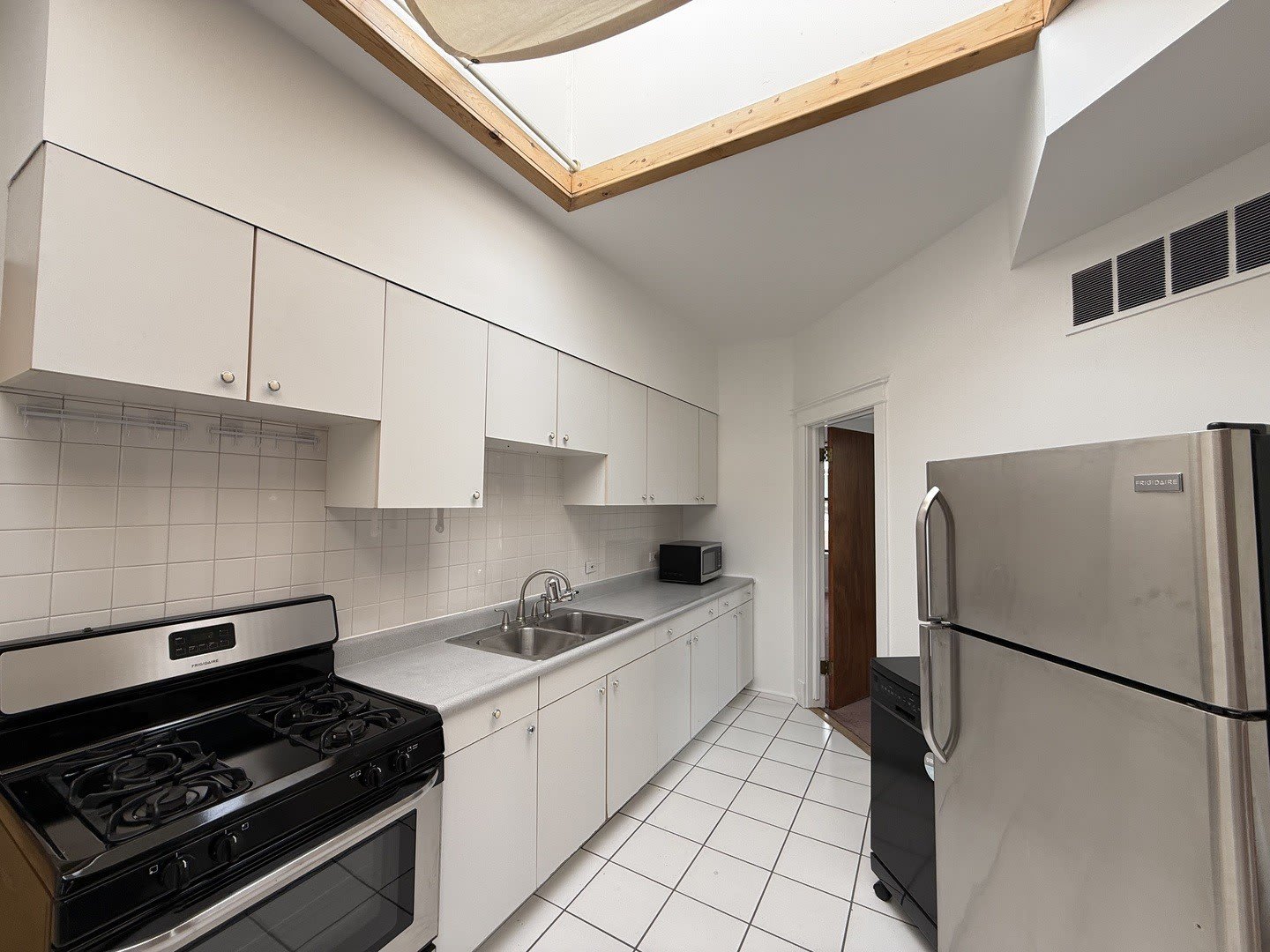 1524 W Jarvis Avenue – photo 4