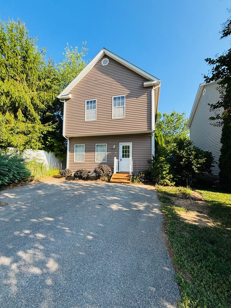 3 Bedroom, 2.5 Bath Townhouse – photo 2