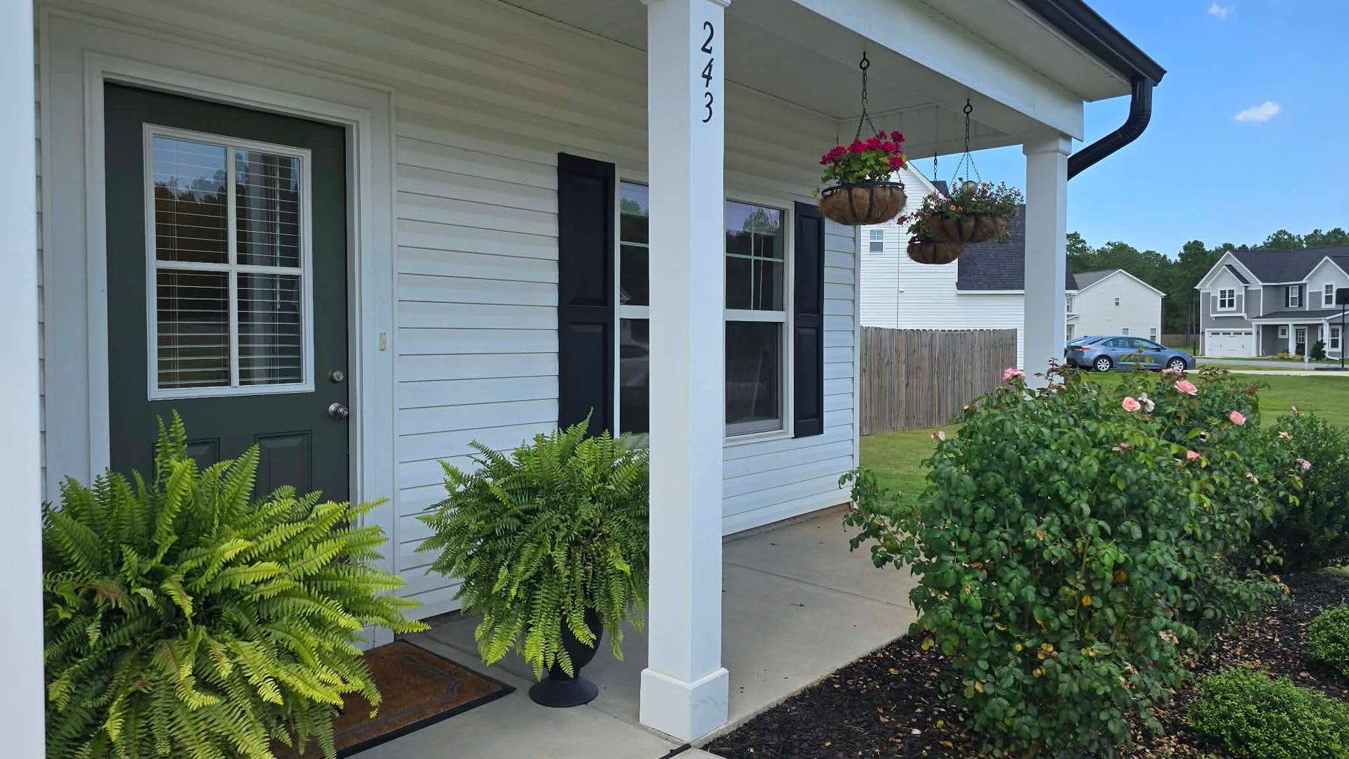 4-bedroom, 2.5-bath rental featuring an inviting open floor plan in Linden – photo 3