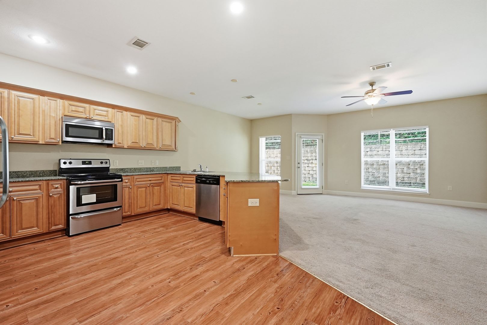 Beautiful Townhome in Arbor Lakes! – photo 5