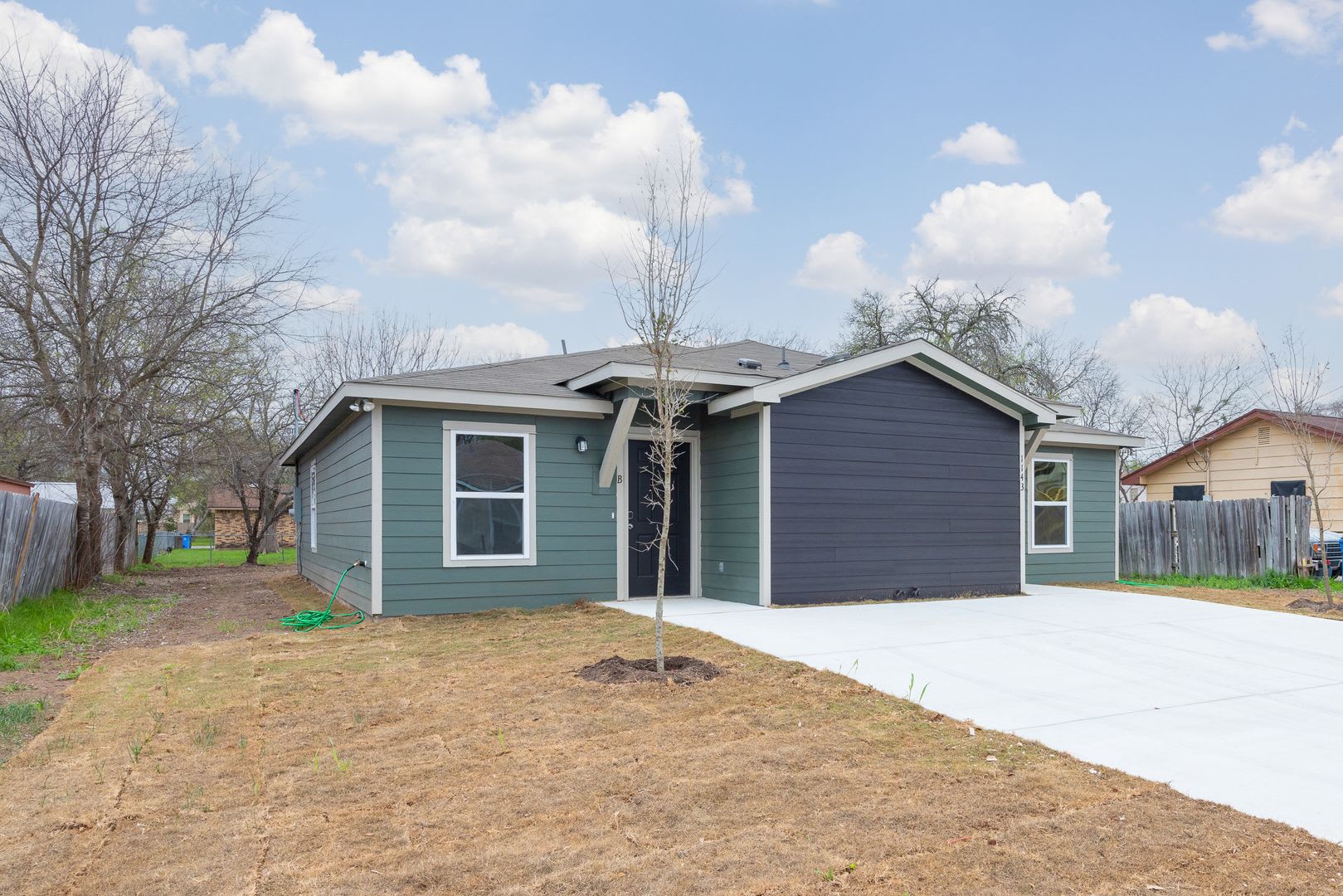2 Week Free Move-In Specila! Spacious 3-Bedroom Home with Hardwood Floors & Modern Finishes in Seguin – photo 2