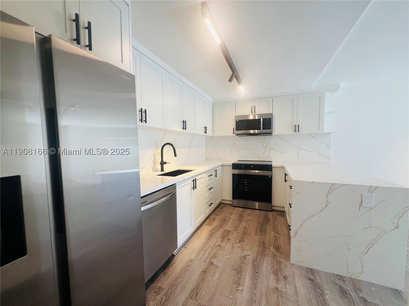 201 Jefferson Ave – photo 2