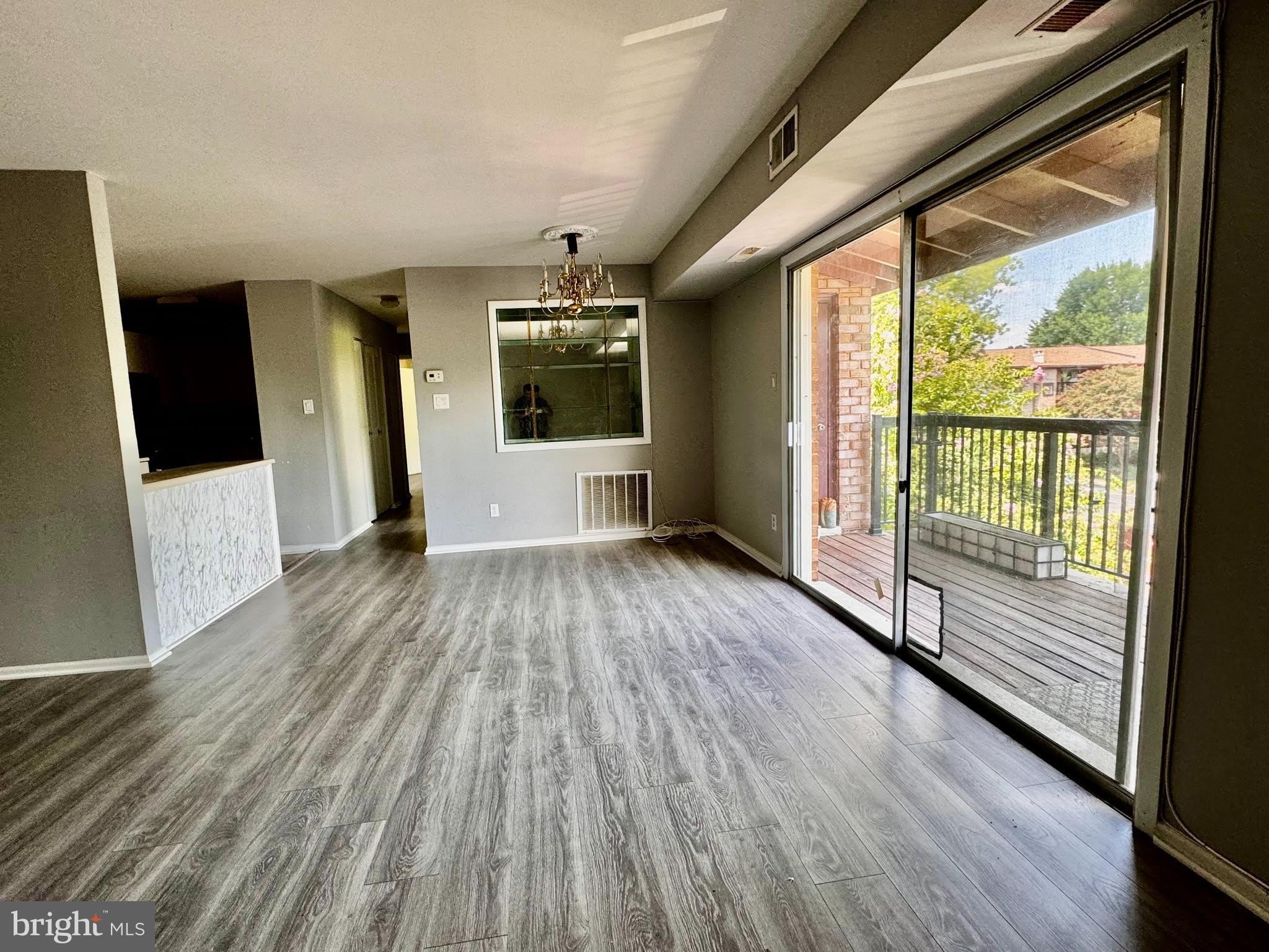 212 LOCUST Street SE – photo 4