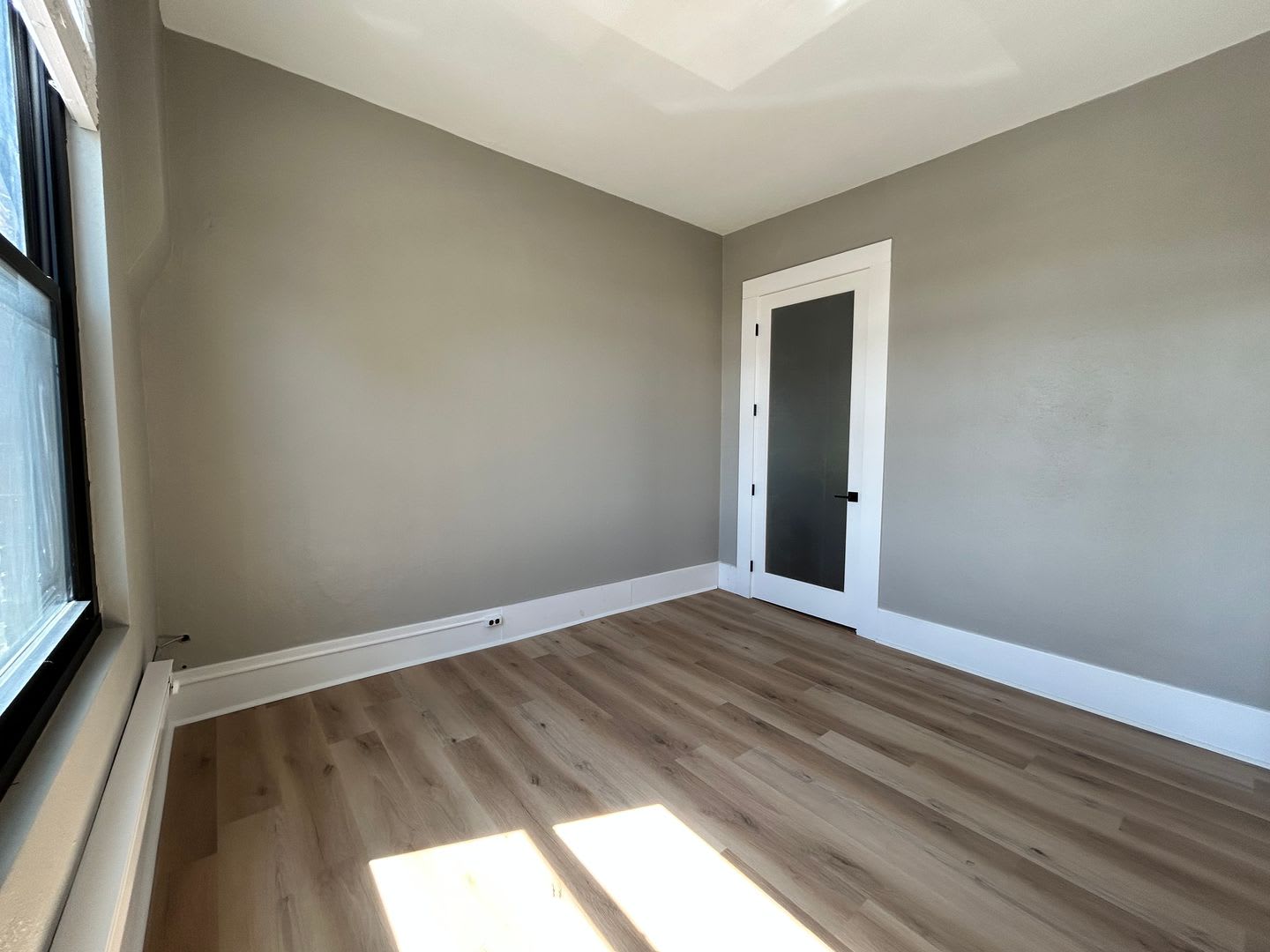 Bright 2nd Floor Apartment on 3rd Street -- Utilities Included! – photo 3