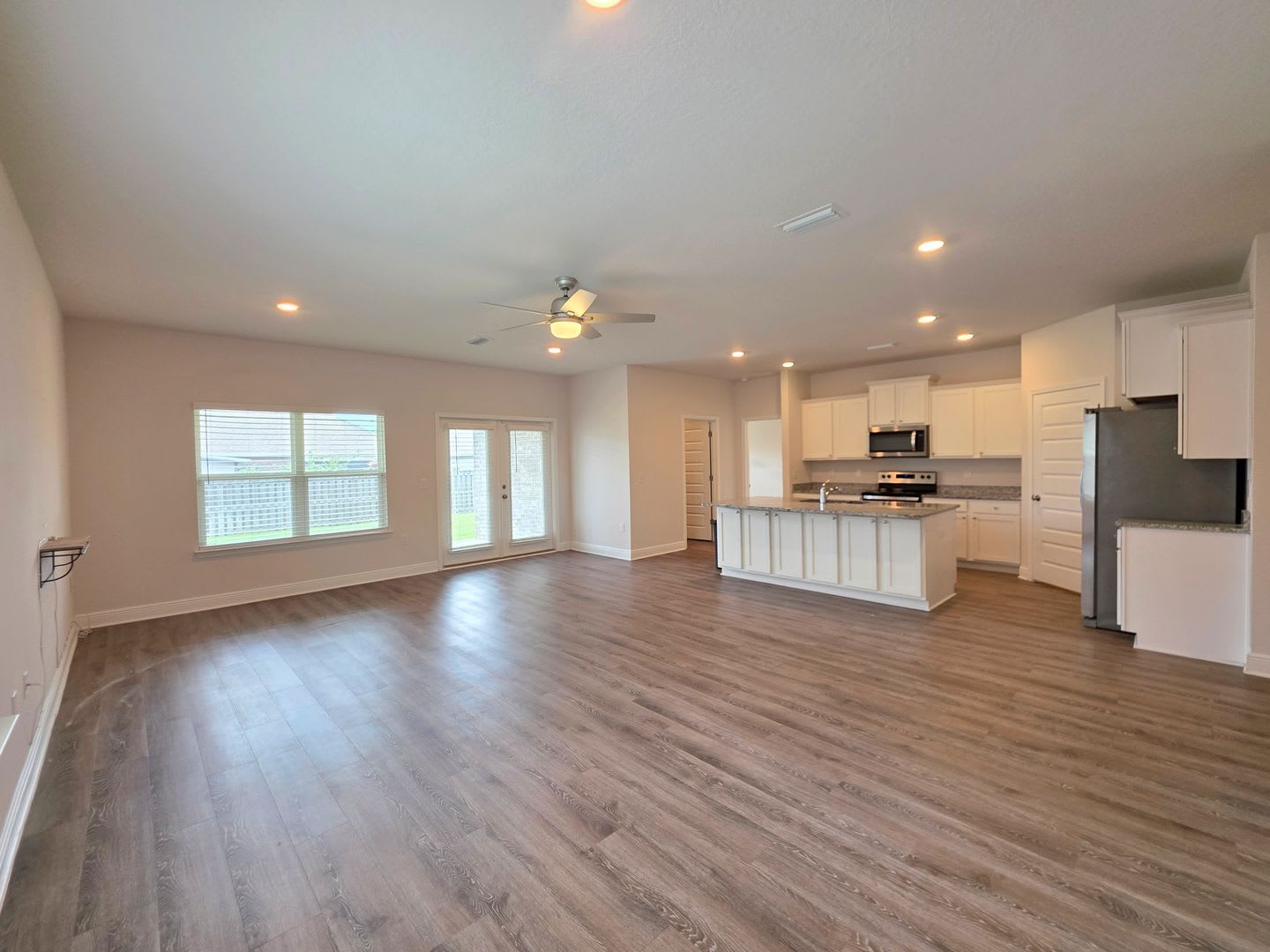 Beautiful 3BR/2BA in Gated Community with a Community Pool! – photo 4