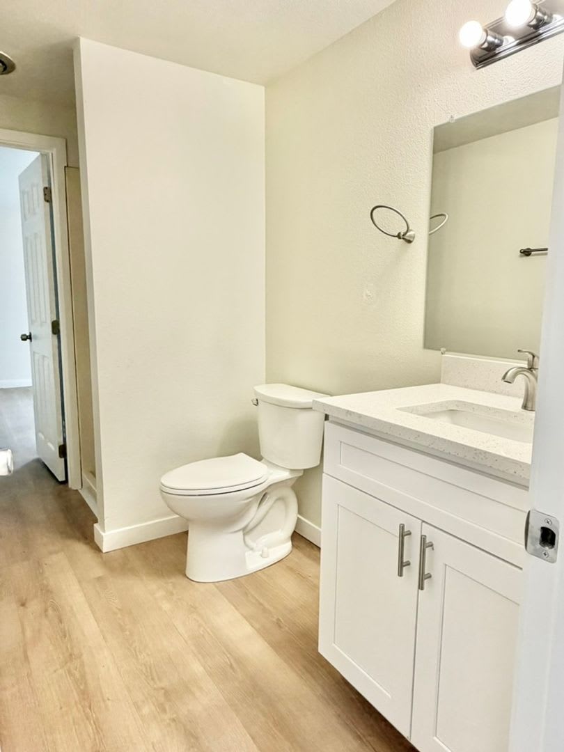 Cozy Oak Bay Retreat: Bright 1 Bedroom and Private Deck – photo 5