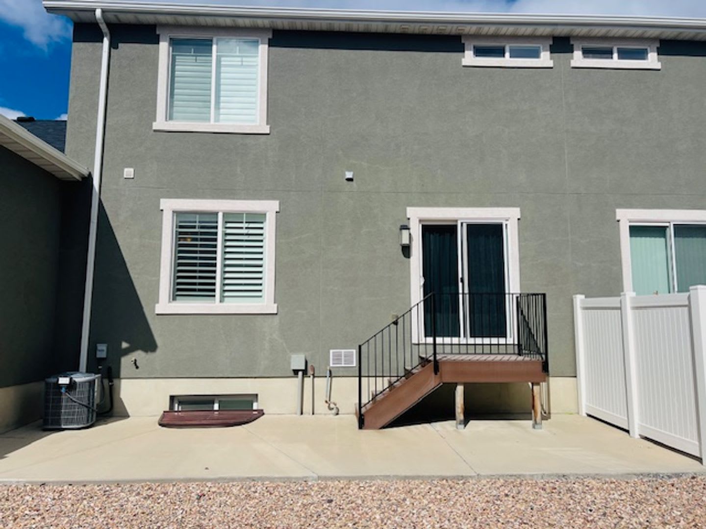 Beautiful home with central air and 2 car garage. – photo 4