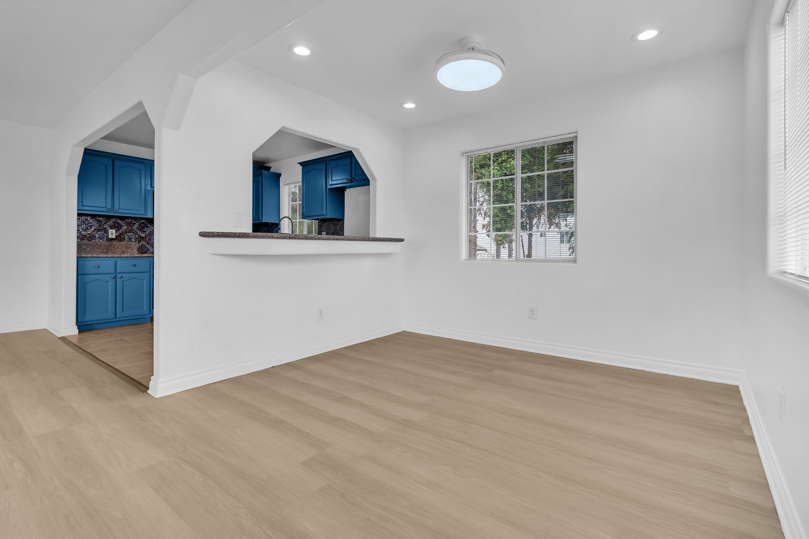 Upper Level Unit Available Spacious 4 Bedroom Home With Private Entrance – photo 3