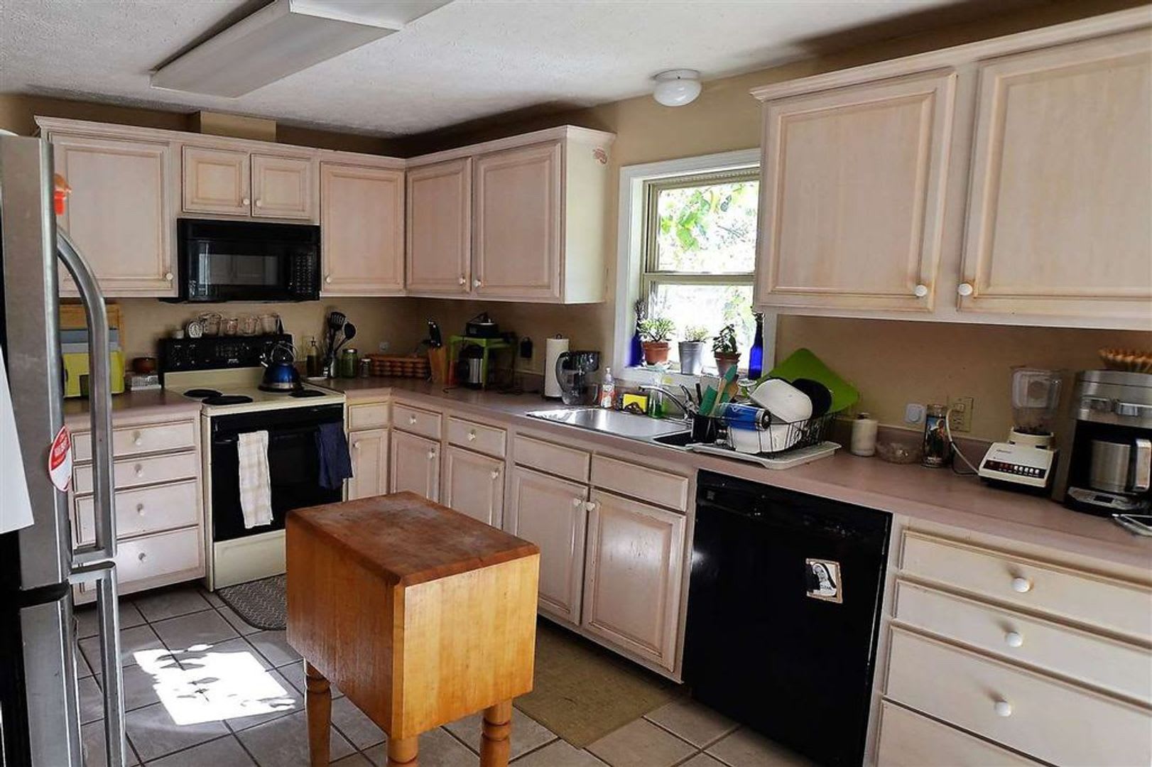 Incredible location! 4 BD/2 BA Home. Across from IU Golf Course and Baseball Field. – photo 4
