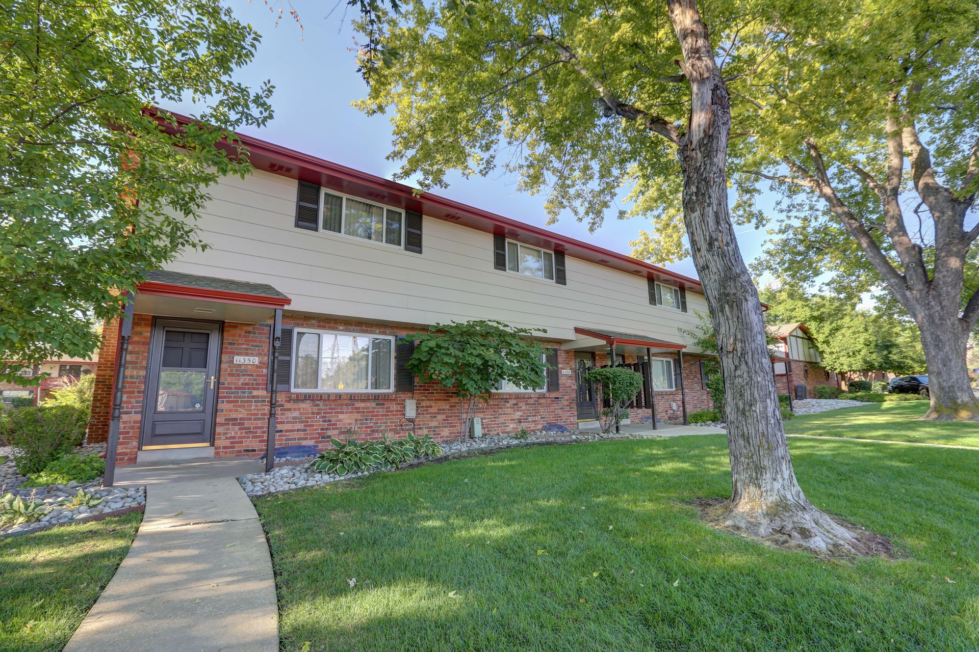 Applewood Crest Townhomes & Apartments – photo 3