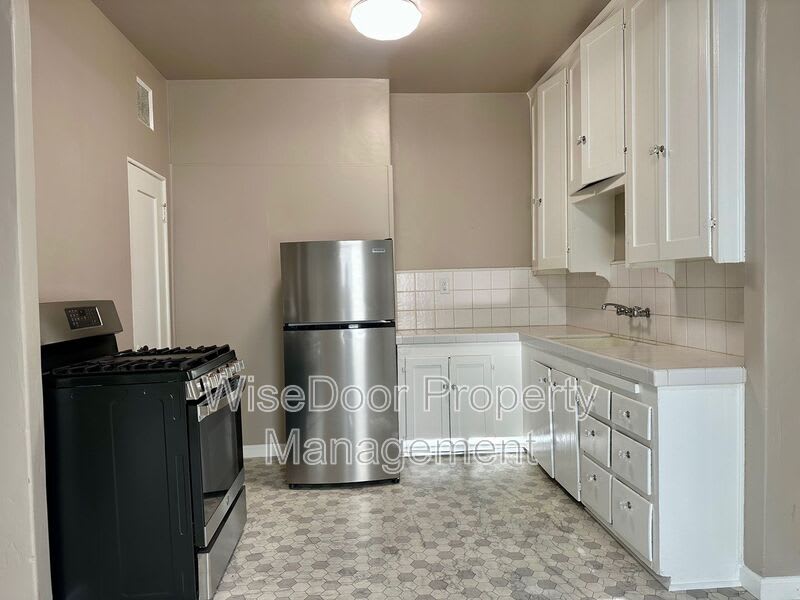 1030 Leonard Ave – photo 2