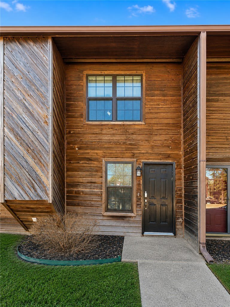 1370 N Oakland Avenue – photo 1