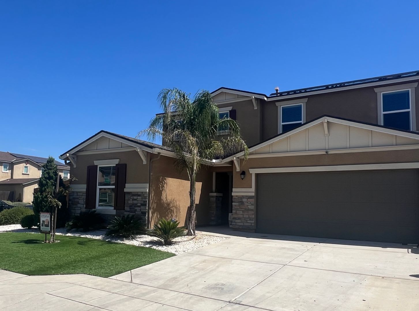 five bedrooms and three and a half bathrooms home in Fresno, CA – photo 4